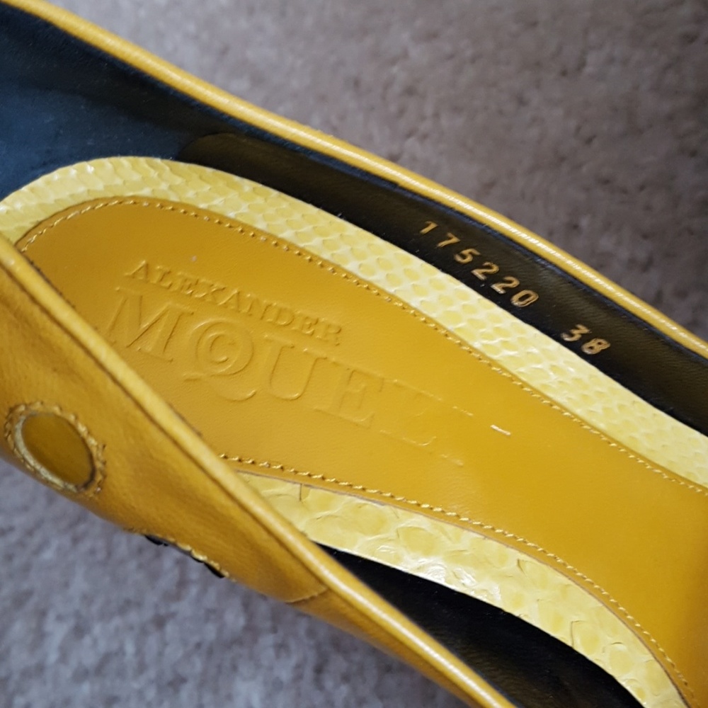 Alexander McQueen Yellow/Black Polka Dot Pump - Picture 5 of 10
